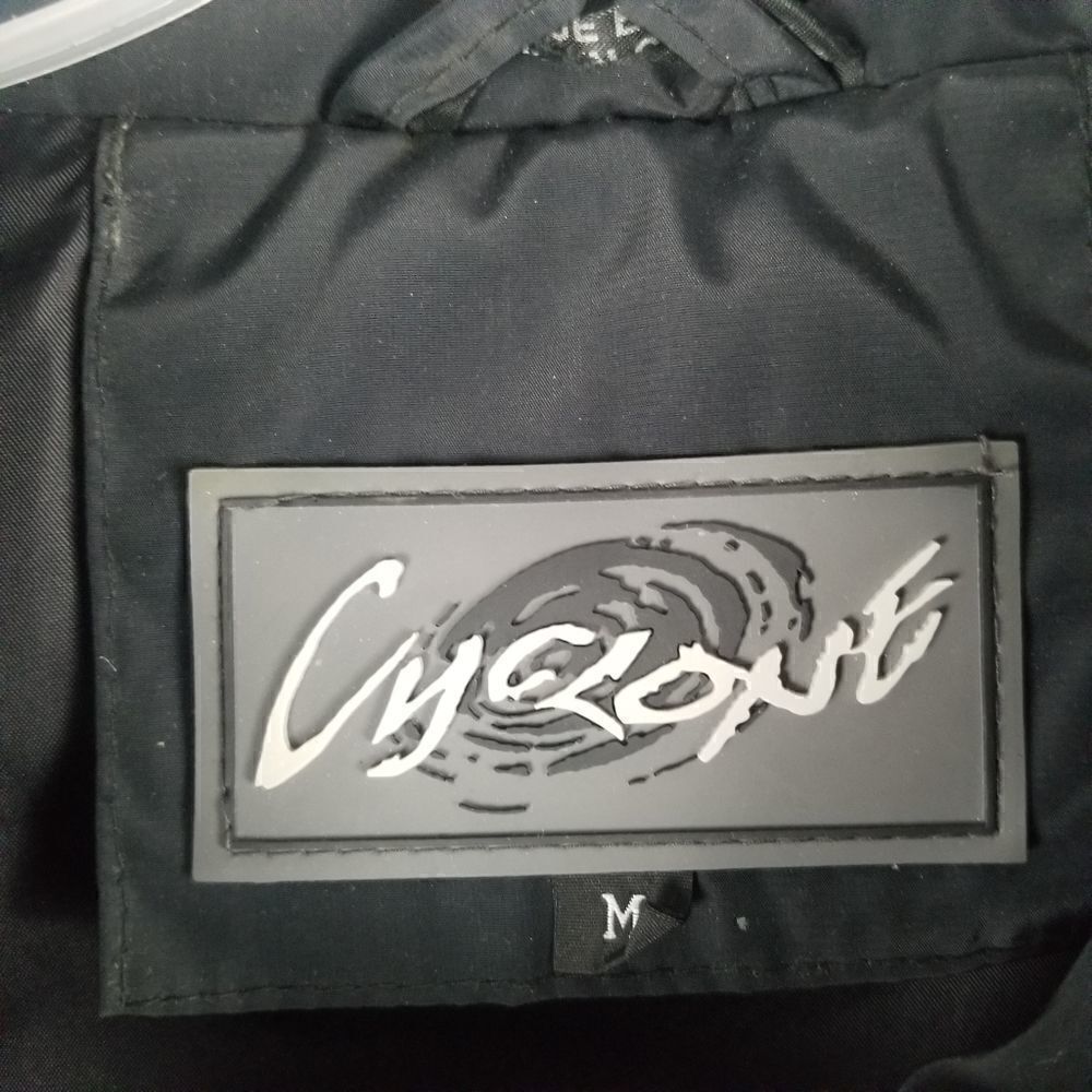 Black Cyclone puffer vest. Size M - Picture 5 of 15